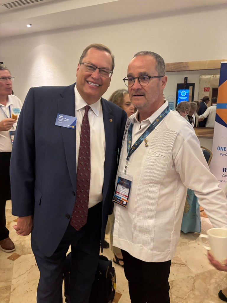 Jean-Noël Sanchez avec Thomas Antony Gump lors de la réunion Rotary à Cancun.